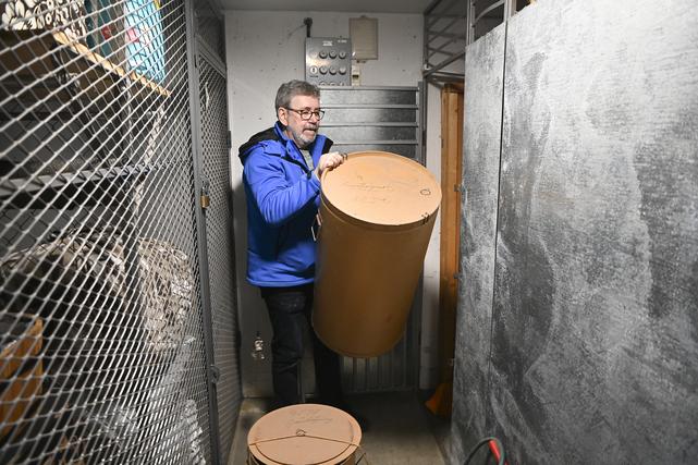 Anders Nordholm visar de förvaringstunnor, primitiva toaletter och vikväggar som finns i varje skyddsrum i Vätterhems fastigheter på Råslätt i Jönköping.