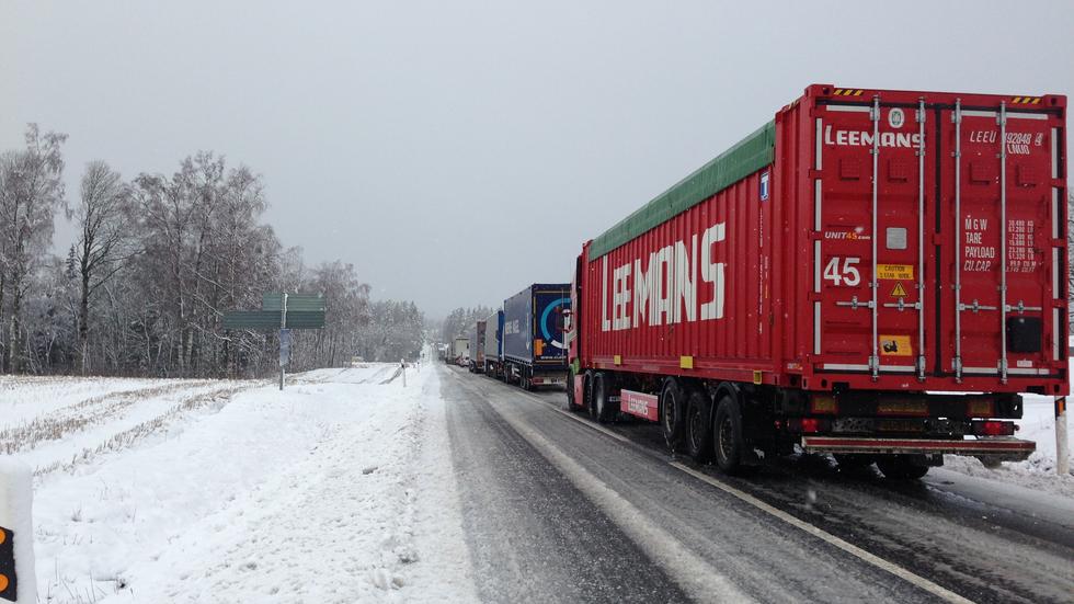 Lastbilar i kö mellan Jönköping och Mullsjö. FOTO: Johan Nordenström