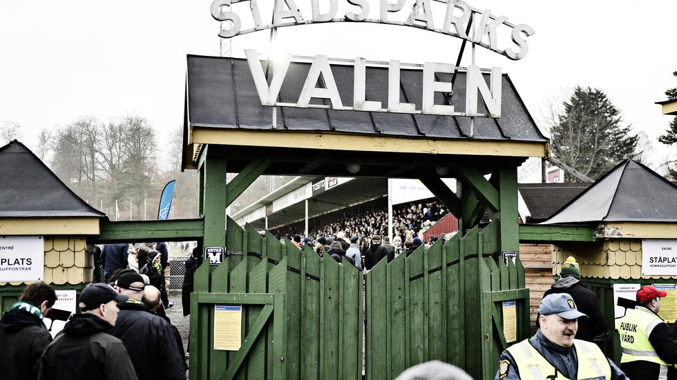 Den klassiska träentrén till Stadsparksvallen i Jönköping ser ut att räddas. Kommunens tjänstemän föreslår att den i stället görs om till en ingång till Stadsparken.