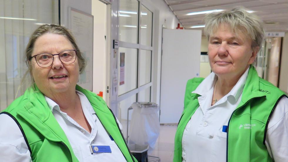 Sjuksköterskorna Linnéa Andersson och Elisabet Fransson håller i HPV-vaccineringen på Ryhov under måndagen. 
