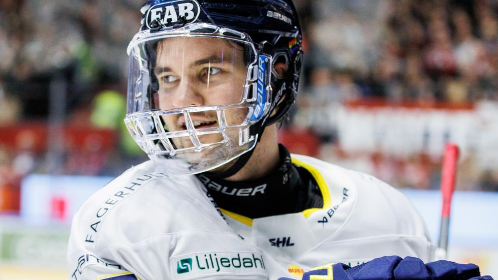 Backen Oliwer Kaski sköt ett av målen när hans HV71 spelade borta mot Linköping på lördagen.