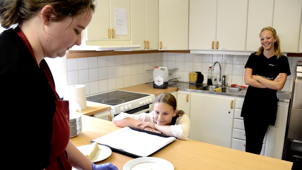 Cafét drivs av både anställda och frivilliga. Therese Andersson Edén, Selma Andersson och Mira Wangström sköter köket i sommar. 