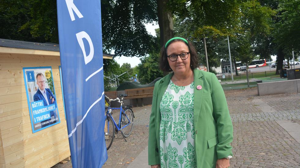 Mia Frisk (KD), ordförande i regionstyrelsen, förklarar varför vårdplatser minskat i Jönköpings län.