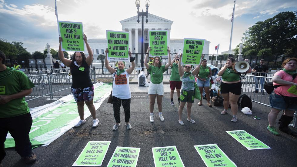 Abortförespråkare protesterar framför Högsta domstolen i Washington i mitten av juni. Bild: Cliff Owen/AP/TT