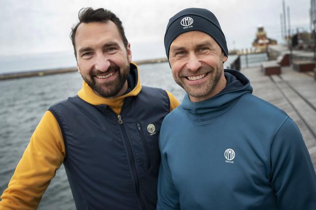 Simon Wikstrand startade Helsingborgs marathon och jobbade senast som marknadschef på Quickbutik. Fredrik Stoltz har drivit familjeföretaget JS Energi. Nu har de båda lämnat sina fasta tjänster för att följa drömmen. 