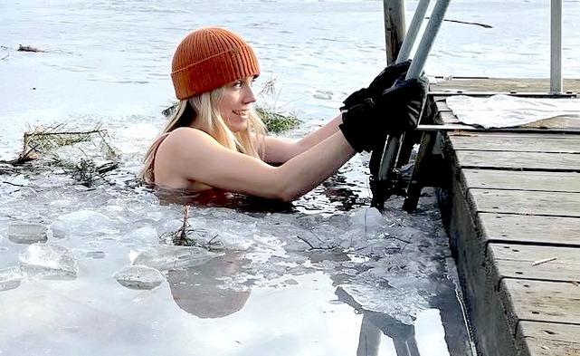 Johanna Christensen, inflyttad från Blekinge, stiftar bekantskap med Hjortsjöns isiga vatten. 