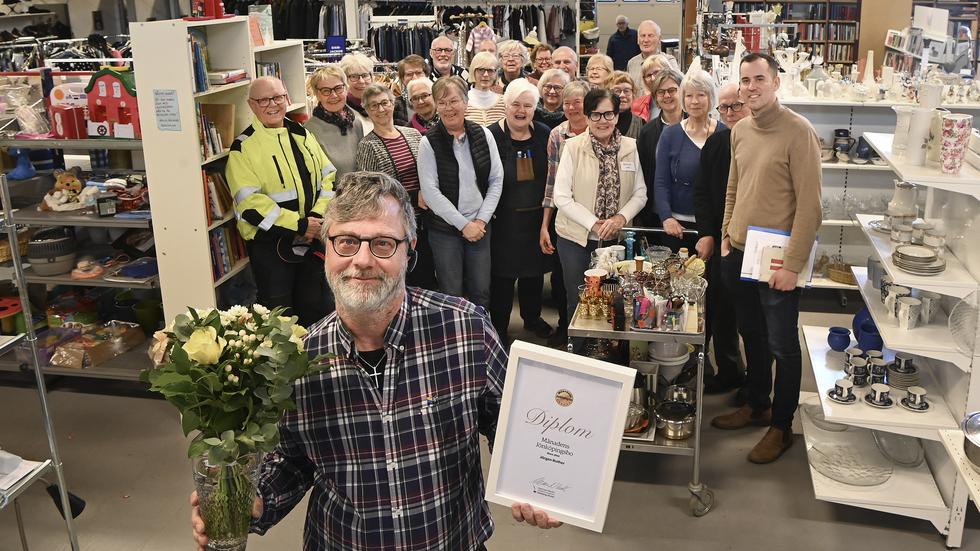 En glad Jörgen Ruther tillsammans med med några av alla de volontärer som hjälper till på Sam-Hjälps butik och lager i Jönköping.