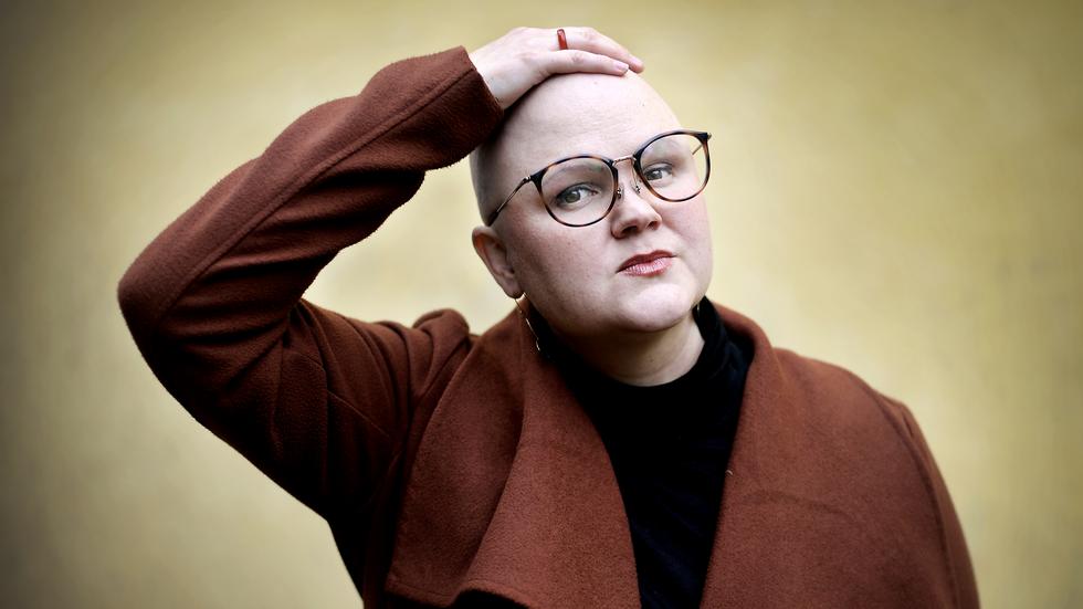 Miljöpartisten Emma Hult vägrar peruken för att folk ska få mer kännedom om sjukdomen, alopeci.