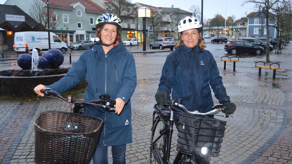 Marie Ederfors och Jenny Axelsson, VA-chef respektive miljöingenjör vid tekniska förvaltningen i Habo kommun, kan nu även titulera sig ”cykelambassadörer”.  
