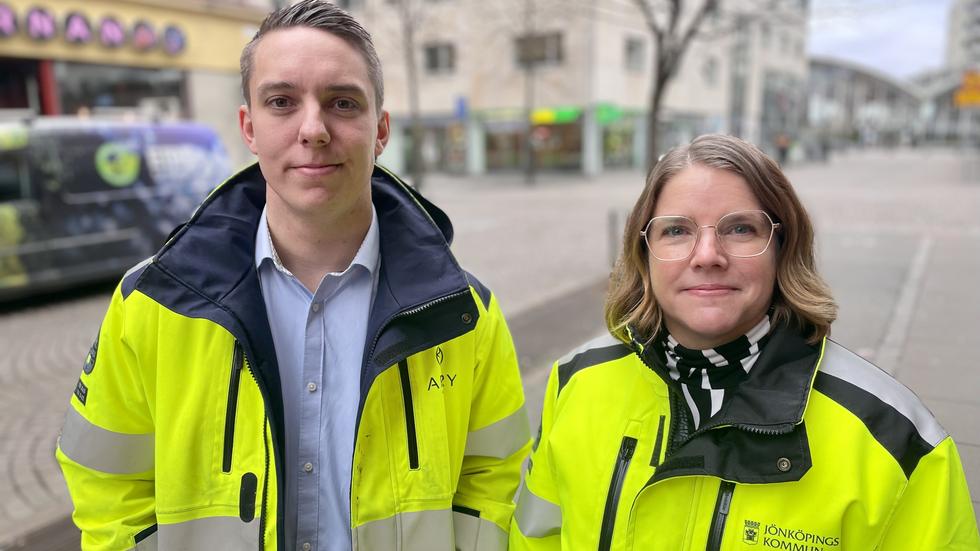 Jeanette le Mahieu, verksamhetschef tekniska kontoret och Johan Lindqvist, projektledare på kommunen på plats på Trädgårdsgatan.