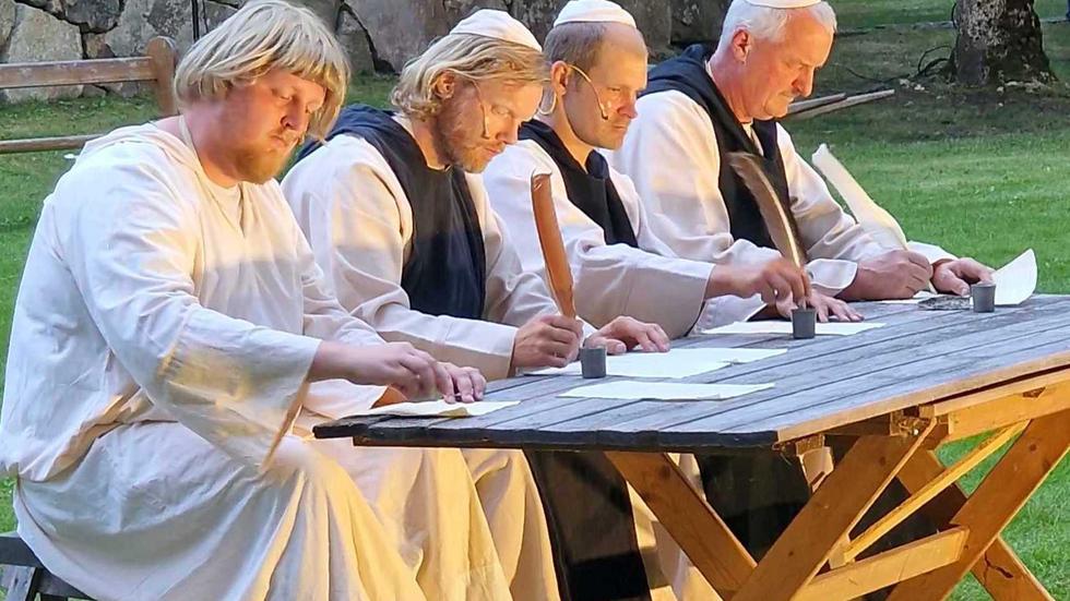 Sitter de och skriver avlatsbrev efter att ha gått de 40 kilometrarna från nunneklostret i Byarum? På söndag kanske svaret förmedlas, under ”Munkaledens dag”.