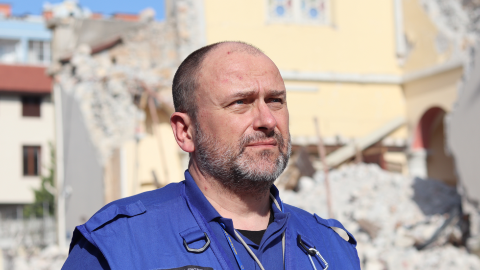 Åke Solfeldt, tekniklektor på Tekniska högskolan  vid Jönköping University, har hjälpt till att inspektera skadade byggnader i Turkiet.