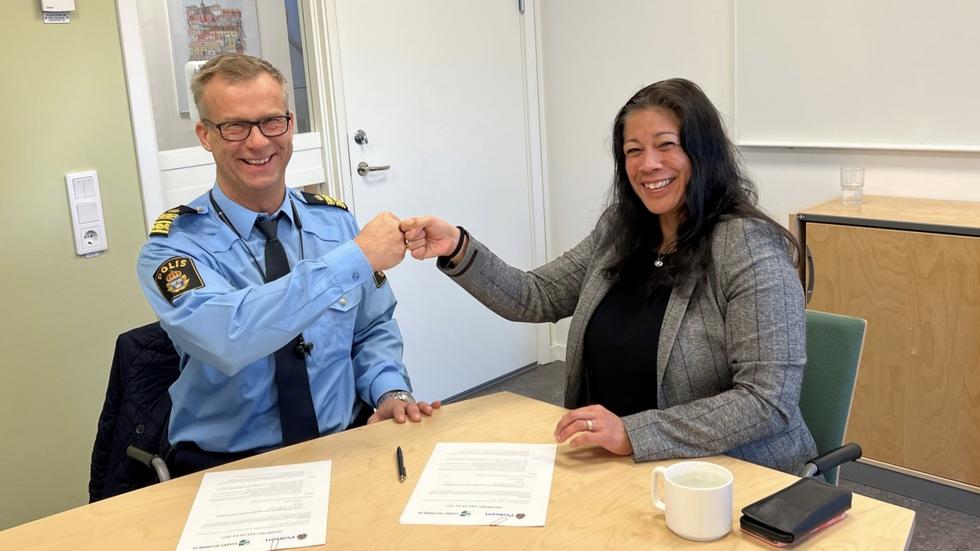 Håkan Boberg och Susanne Wahlström har träffats för att underteckna de gemensamma medborgarlöftena för 2022. Bild: Habo kommun