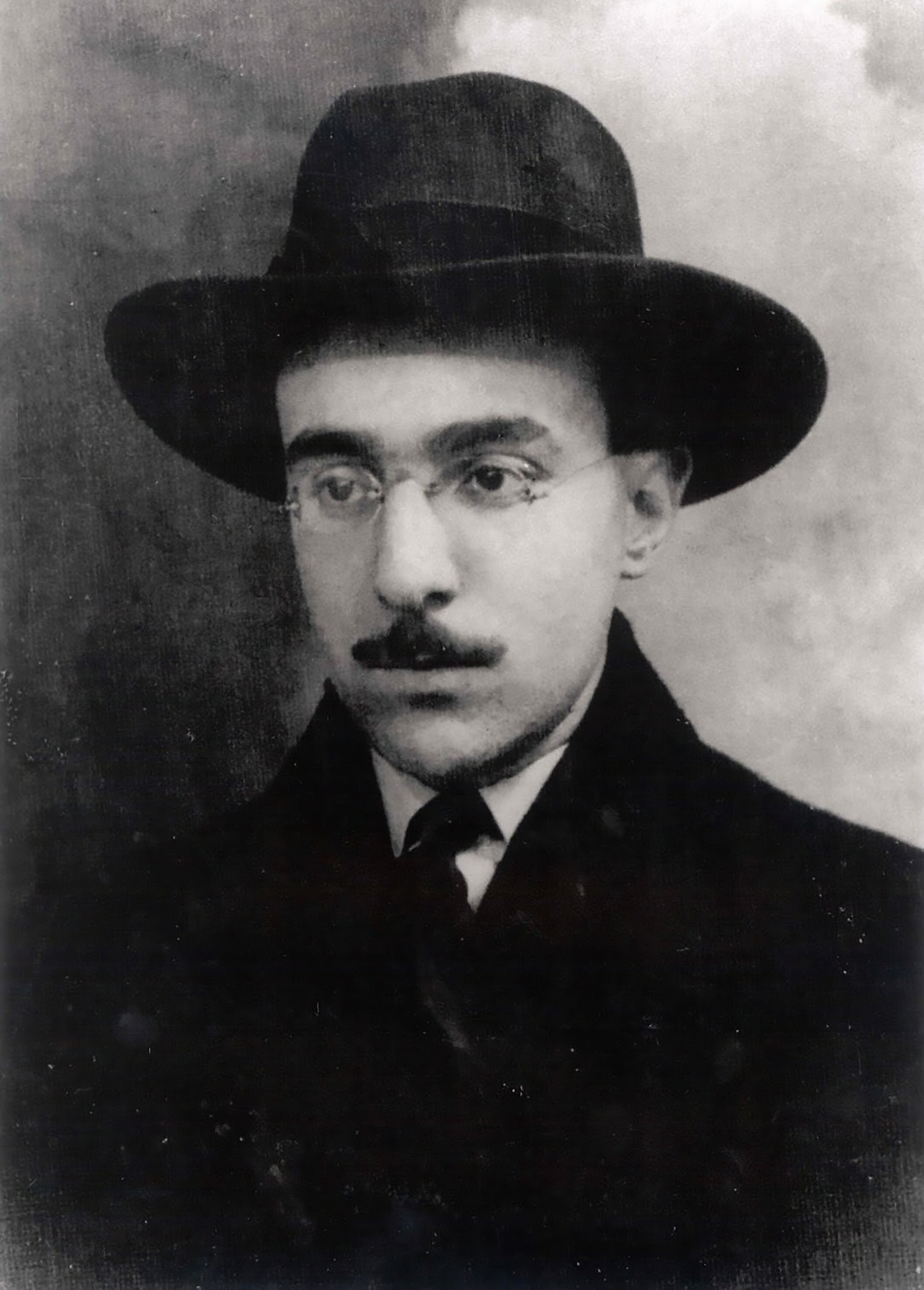 Fernando Pessoa (1888–1935) var en portugisisk poet och litteraturkritiker.