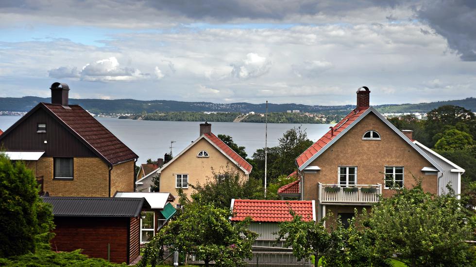 Priserna fortsätter att falla för både bostadsrätter och villor. I augusti sjönk de i med i snitt 2 procent i hela riket jämfört med juli. I Jönköpings län märks fallet mest i Habo och Vaggeryd.