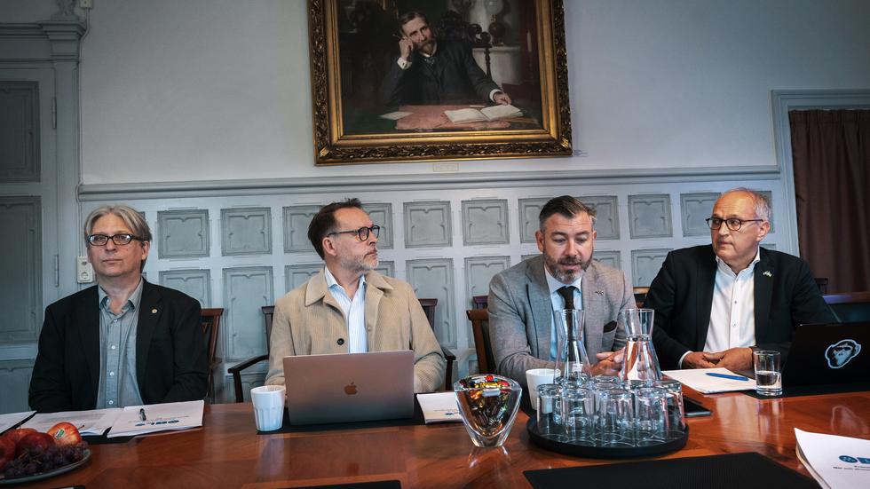 Kundtjänsten? Högermajoriteten i Helsingborgs rådhus: Mikael Rosenberg (SD), Lars Thunberg (KD), 
Christian Orsing (M) och Hans Nelson (L).
