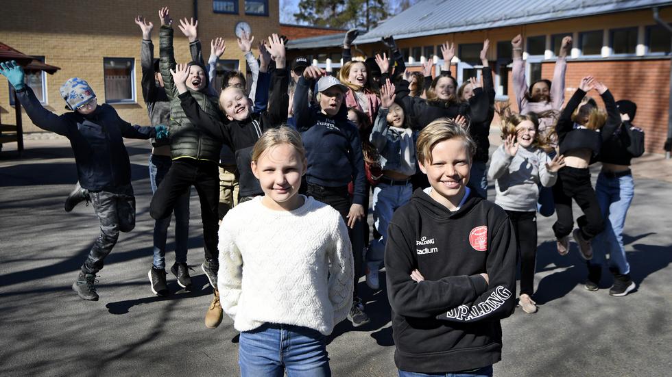 Tuva Svensson och Gottfried Lundén på Nyarpsskolan har tagit sig till final i Vi i femman.
