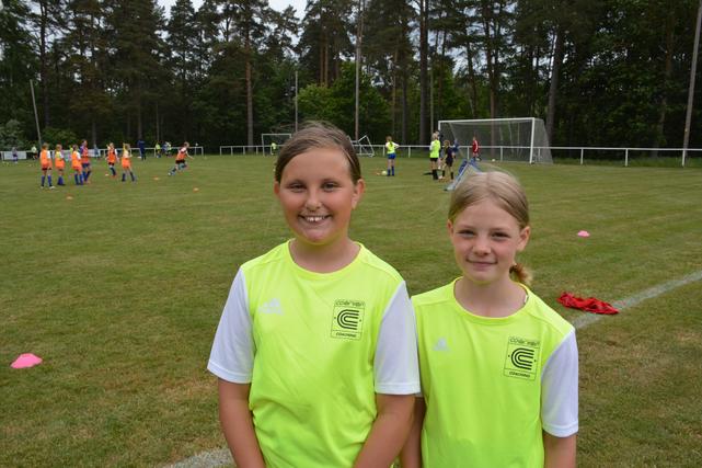 Tioåringarna Doris Fröberg (till vänster) och Milla Nyström spenderade första dagen på sommarlovet i Habo IF:s fotbollsskola. 