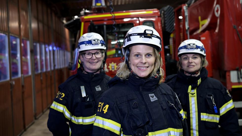 Mia Dugdale Sjöberg, Linn Zenno och Alina Hulterskog är tre av de totalt fem kvinnliga brandmännen som är anställda vid Norrahammars brandstation.