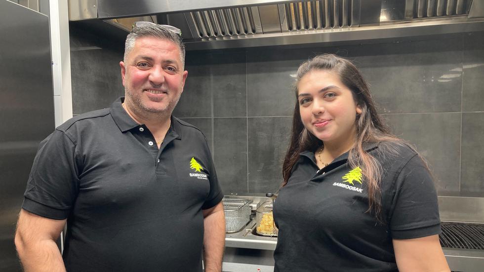 Raid Hanna och Amalia Al Assil står i det nyrenoverade köket vid restaurangen.