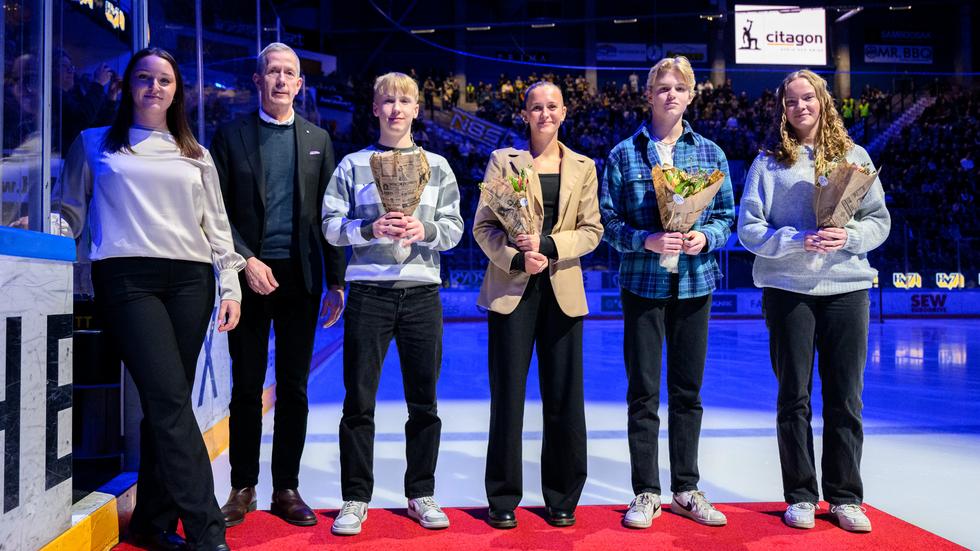 Vilgot Lindh, Annie Hegmegi, Pelle Svahn och Alice Thomasson fick ta emot juniorstipendiet från Länsförsäkringar innan ishockeymatchen i SHL mellan HV71 och Timrå.
