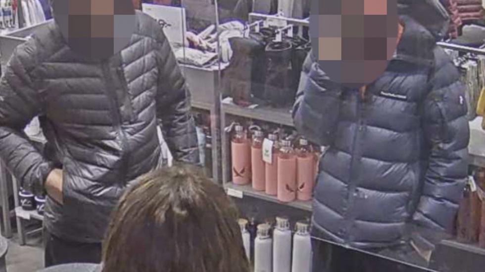 Strax innan rånet i Huskvarna observerades de misstänkta personerna i en affär på Asecs. Foto: Polisens förundersökning