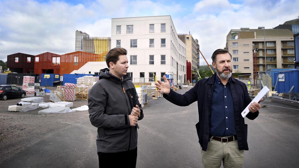 Bakom mäklare Fredrik Holm, till vänster, ska brf Sjöstenen byggas med inflytt 2025. Till höger ses Henrik Gustafsson, projektledare på HSB Göta.