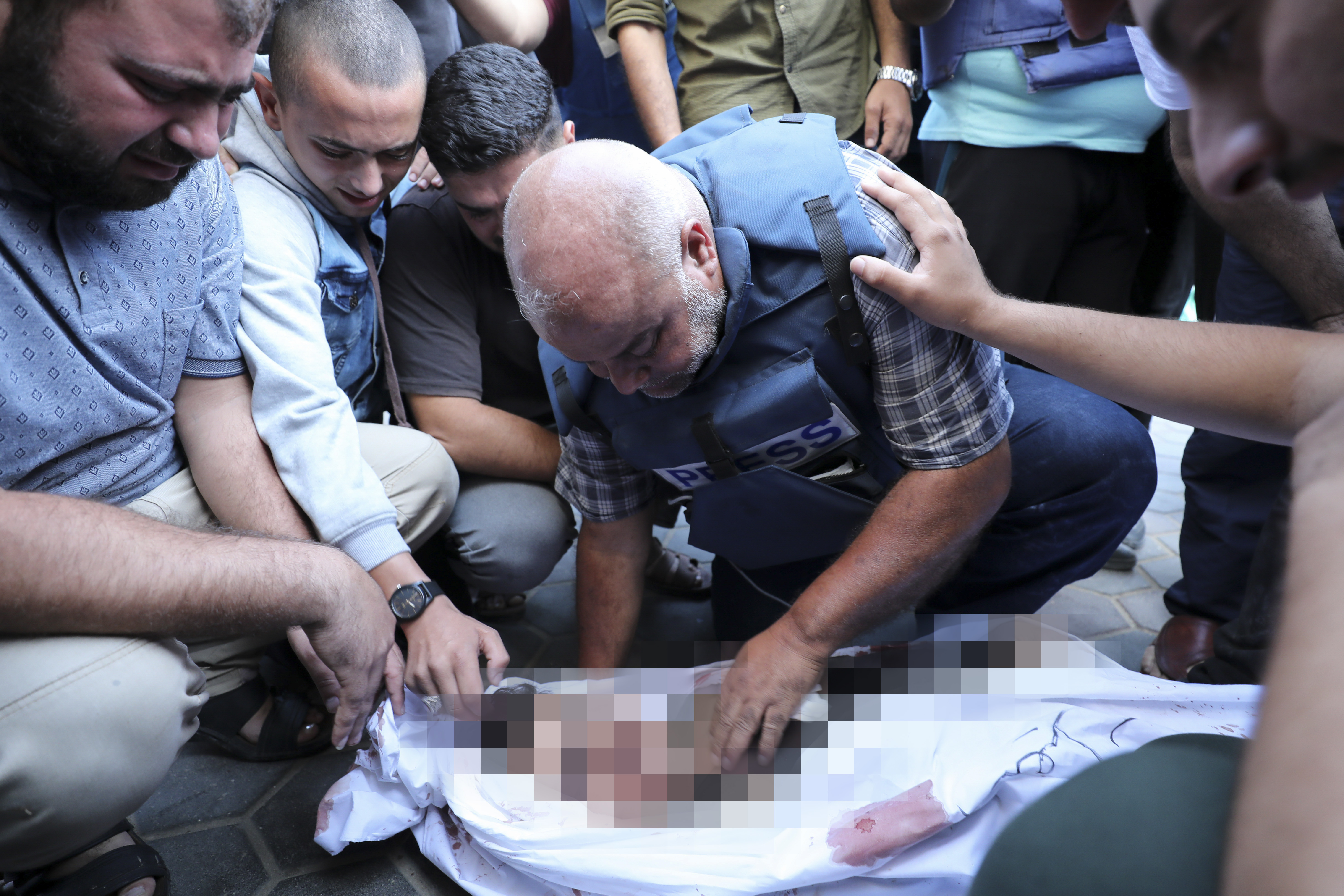 Al Jazeera-korrespondenten Wael al-Dahdouh sörjer sin son Mahmoud, som dödades i ett israeliskt flyganfall den 25 oktober.