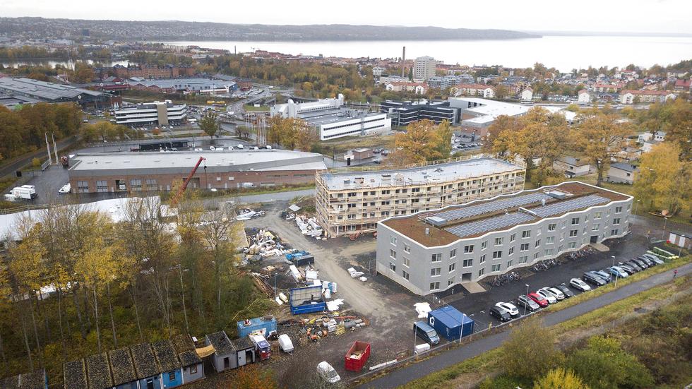I det grå flerbostadshuset har studenter redan flyttat in. Fler studentbostäder är på gång på området. Många av lägenheterna har en milsvid utsikt över Jönköping och Vättern.