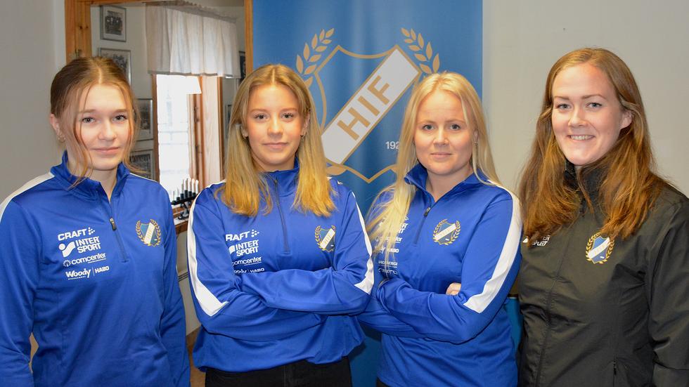 Från vänster: Elsa Lindgren och Meja Nyman är två av spelarna i A-lagstruppen. Louise Söderberg och Malin Alsén av två av tränarna. Den tredje tränaren, som inte är med på bild, är Johan Fäger. 