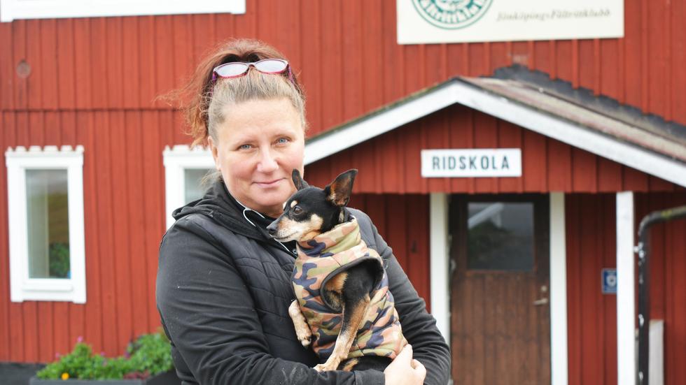 Yvonne Karlsson verksamhetschef på Jönköpings Fältrittklubb. Hon hoppas att det nya ridhuset är på plats i maj. 