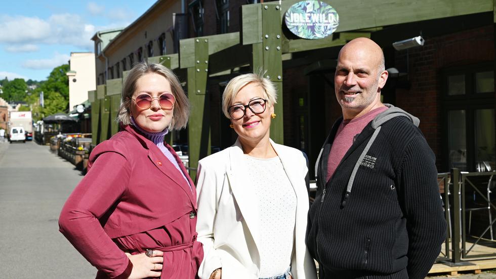 Jönköpingsprofilerna Tina Gardestrand, Nina Starck och Damien Linsley satsar på öl – till förmån för cancerforskning. 