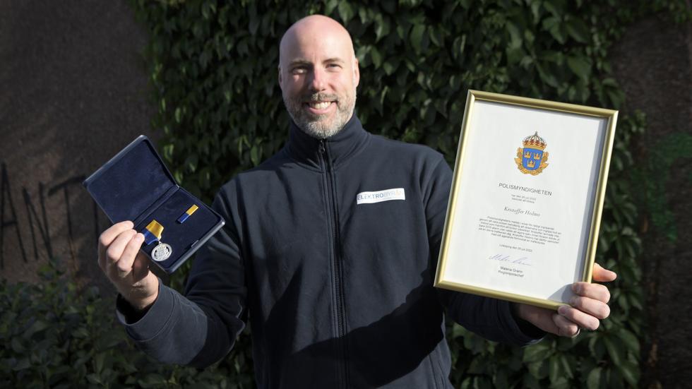 Kristoffer Hedmo belönades med medalj och diplom av polisen för sin insats då han stoppade en kraftigt berusad bilist. 