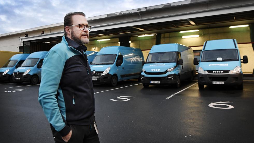 Per Sahlin är chef på Postnords terminal på Torsvik. I bakgrunden ses de fordon som används till hemleveranser, något som ökat under 2020.