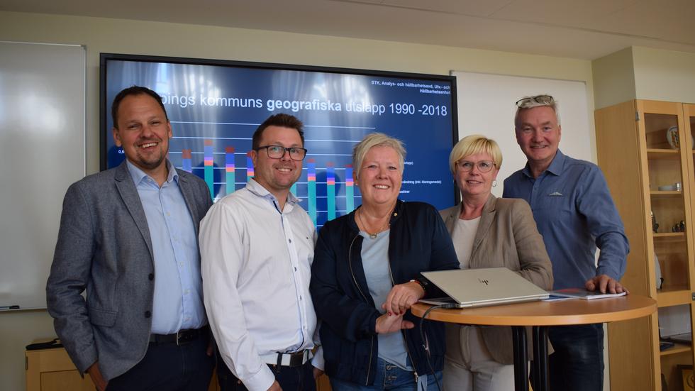 Koalitionen i Jönköpings kommun uppger att man är beredda att gå före när det gäller att minska kommunens klimatpåverkan. På bilden från vänster: David Gerson (L), Andreas Persson (S), Mona Forsberg (S), Ann-Marie Nilsson (C) och Mats Weidman (MP).