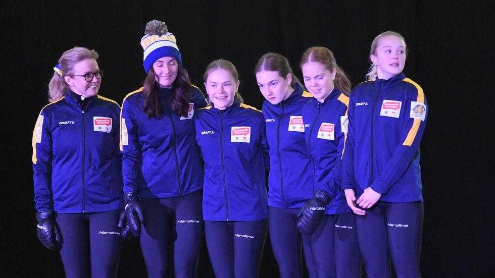 De svenska tjejerna på prispallen under junior-VM där det till slut blev en silvermedalj.
