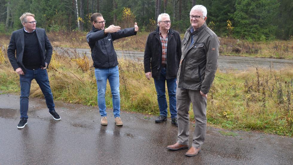 Till höger, i spetsen av vägarna, på Götafors industriområde ska det nya fjärrvärmeverket byggas. På bilden syns VEAB:s vd Rikard Larsson och marknadschef Krister Lundgren samt Bo Junefjäll (S) och Thomas Axelsson (KD).