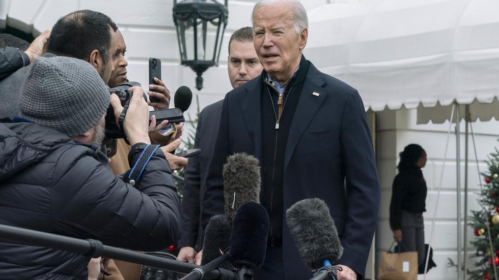 President Joe Biden talar med journalister utanför Vita huset.