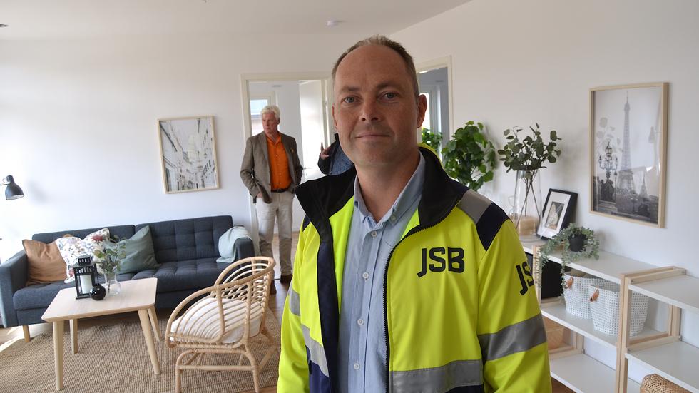 Anders Snarberg, projektchef för byggherren JSB, i visningslägenheten i det nya 55-plus boendet. 