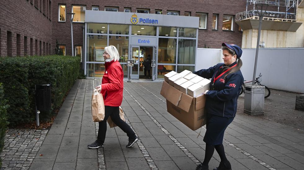 Med fullt lass julklappar från Ljungby besöker Monika Lindström och Louise Dieck häkten, fängelser och anstalter runt om i Sverige.