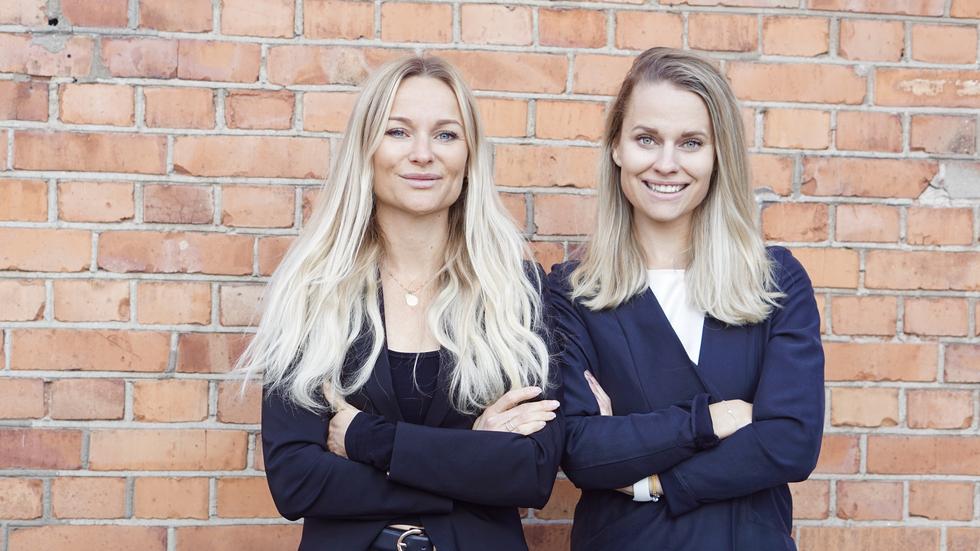 Sofie Hellström, 31 år och Sarah Hellström, 33 år håller på att utveckla klädesplagg med inbyggda stödfunktioner för barn med olika medicinska diagnoser.