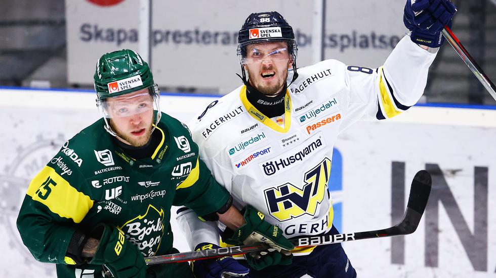 HV71:s Jesper Kokkonen signalerar för mål mot Christopher Bengtssons Björklöven. Foto: Johan Löf /Bildbyrån