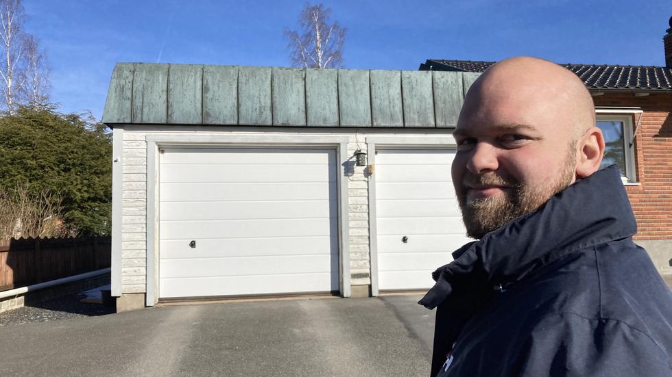 Johan Sandberg har tagit över farfar och farmor hus i Norrahammar och har kämpat för att få höja taket på garaget i drygt tre år.