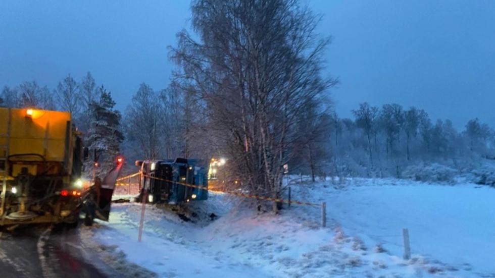 Under natten mot torsdag larmades SOS Alarm om en singelolycka med en lastbil söder om Tenhult. FOTO: Läsarbild. 