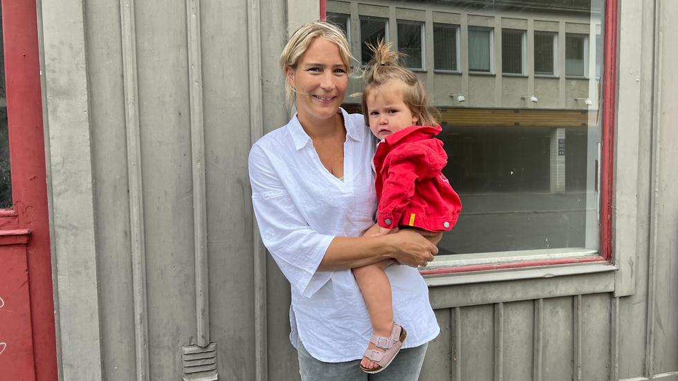 Sofia Göransson med dottern Marcela 1,5 år utanför nya lokalen.