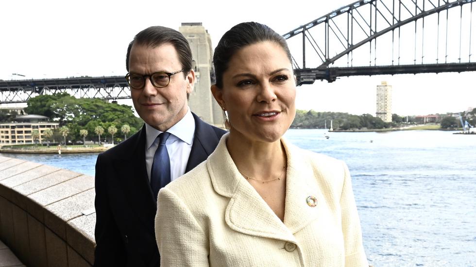 Kronprinsessan Victoria och prins Daniel är på besök i Australien. Här står de vid Sydneyoperan med Harbour Bridge i bakgrunden.