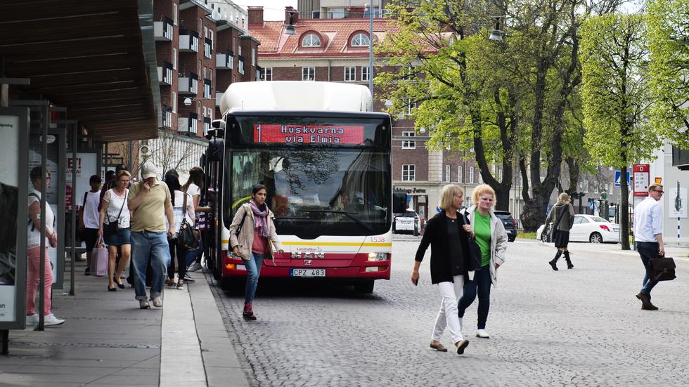 När Jönköpings länstrafik kontrollerar resenärernas biljetter visar det sig att upp till varannan resenär ”plankar” under pandemin. Resultatet innebär mångmiljonförluster för busstrafiken.  FOTO: Johan Lindblom.