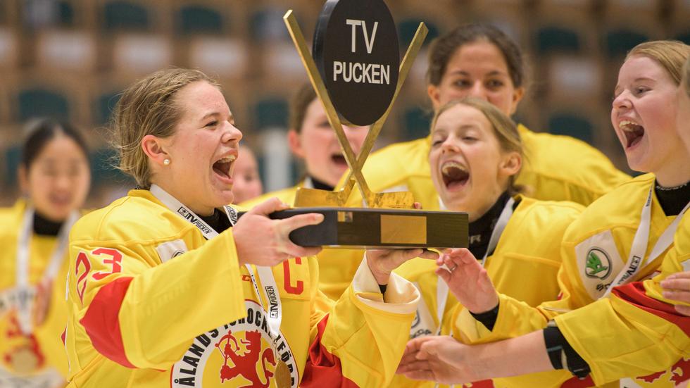 Smålands lagkapten, Mira Jungåker från HV71, lyfter bucklan tillsammans med sina lagkamrater efter segern i TV-pucken. Foto: Erik Mårtensson/Bildbyrån