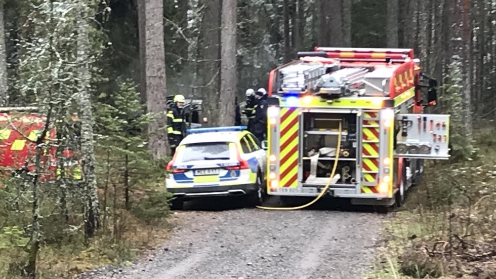 Polisen spärrade av i ett skogsområde i Bankeryd efter en bilbrand. FOTO: Janne Johansson.