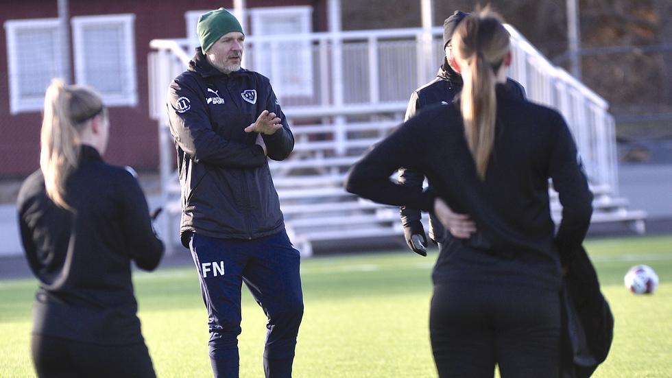 J-Södras huvudtränare Fredrik Nyberg ger spelartruppen instruktioner under ett av träningspassen inför premiären i division 1. 